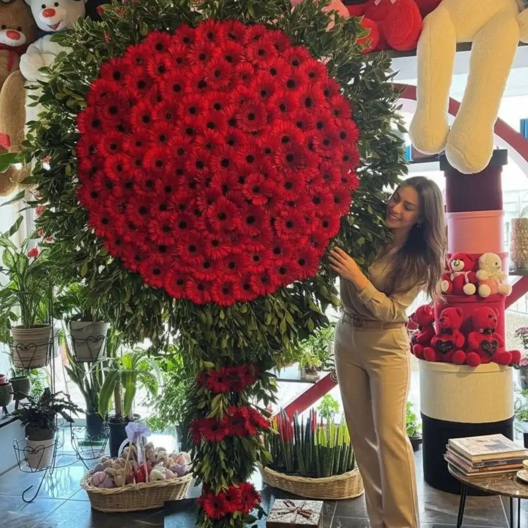 KIRMIZI GERBERA İLE HAZIRLANMIŞ TASARIM ÇELENK (MDF İSKELET)